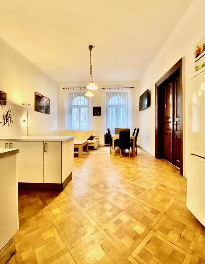 Spacious Cozy Apartments In Centre Прага Екстер'єр фото